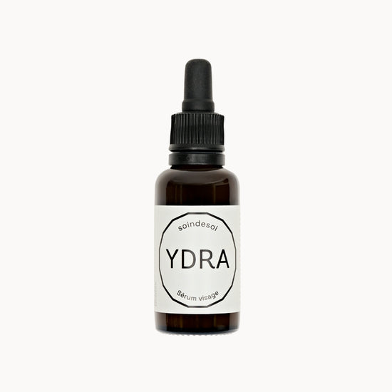 Sérum hydratant · 30 ml
Véritable boost d'hydratation, c’est le sérum parfait pour l’été, enrichie en Aloe Vera, noisette et Jasmin. À appliquer matin et soir sous votre crème.

Peau hydratée et teint éclatant.