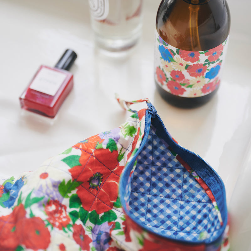 la trousse de l'été fleurie par Soin de Soi en collaboration avec la maison de linge Lucas du Tertre
